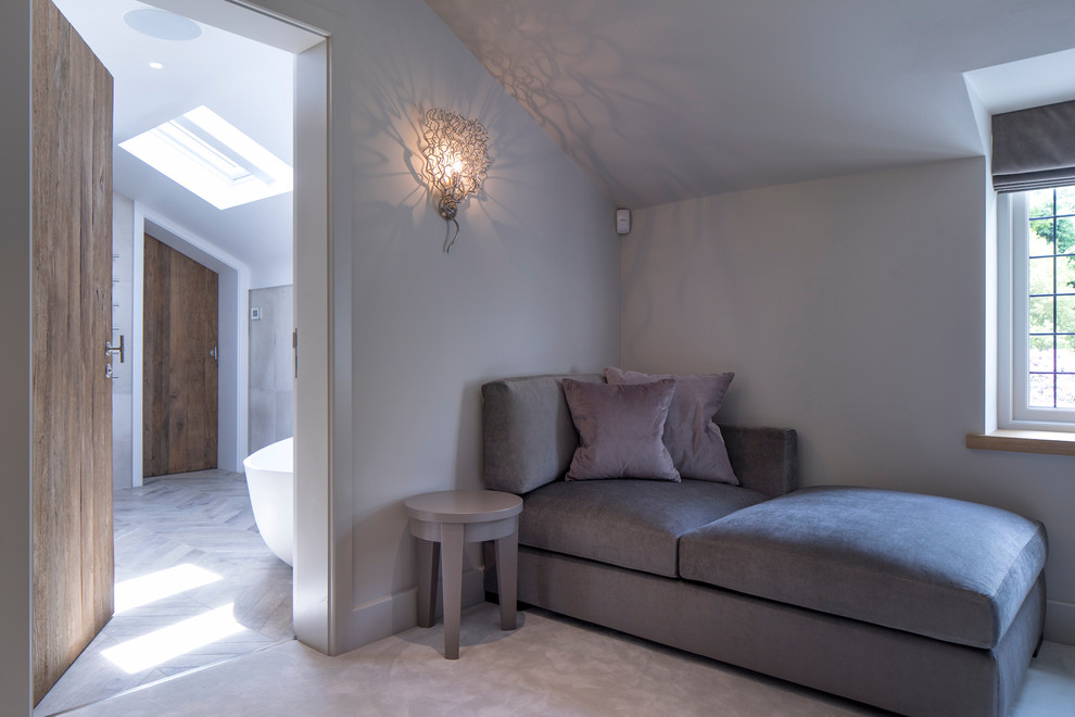 チェシャーにある中くらいなコンテンポラリースタイルのおしゃれな主寝室 (白い壁、カーペット敷き、暖炉なし、白い床) のインテリア