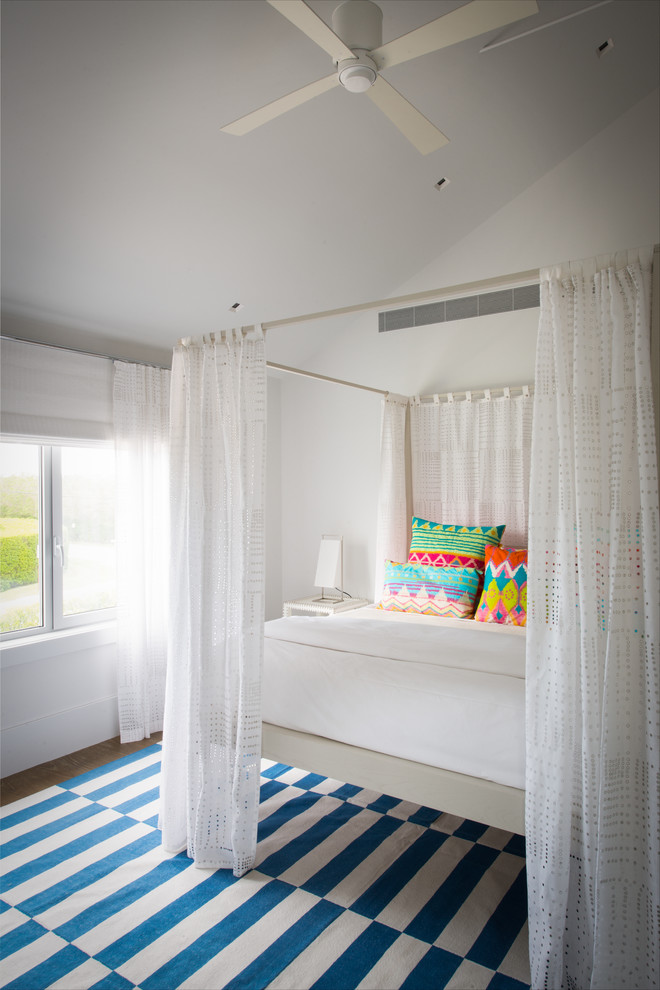 Идея дизайна: гостевая спальня (комната для гостей) в современном стиле с белыми стенами