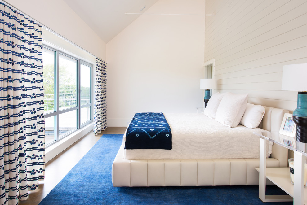 Источник вдохновения для домашнего уюта: хозяйская спальня в современном стиле с белыми стенами