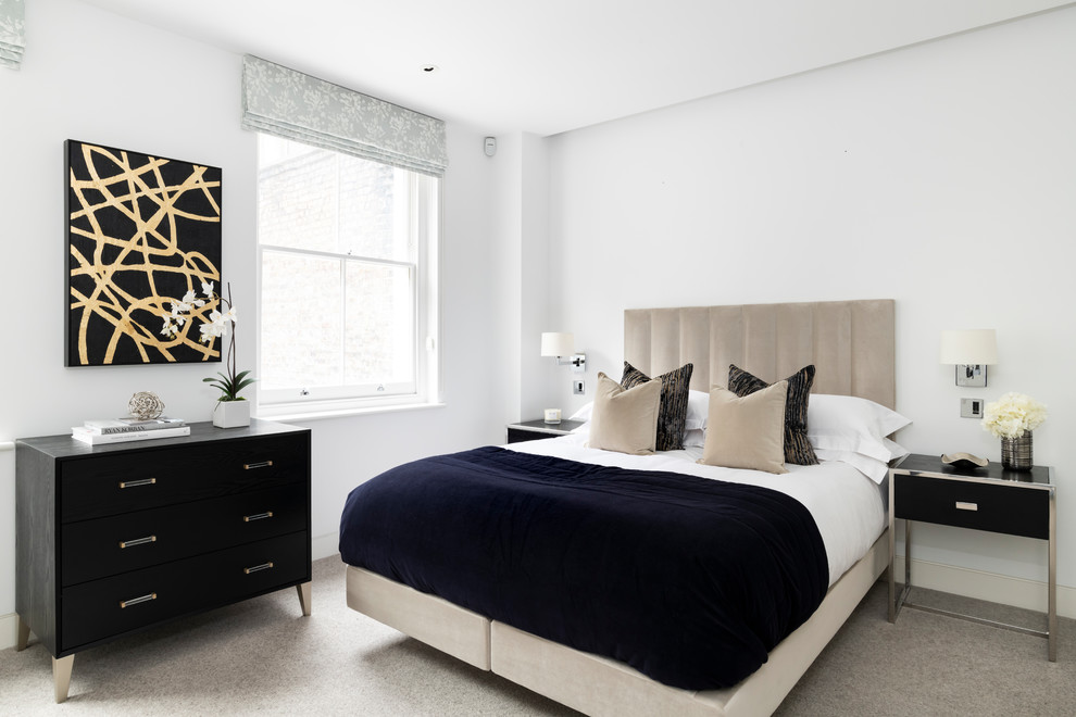На фото: огромная спальня в современном стиле с белыми стенами, ковровым покрытием и серым полом