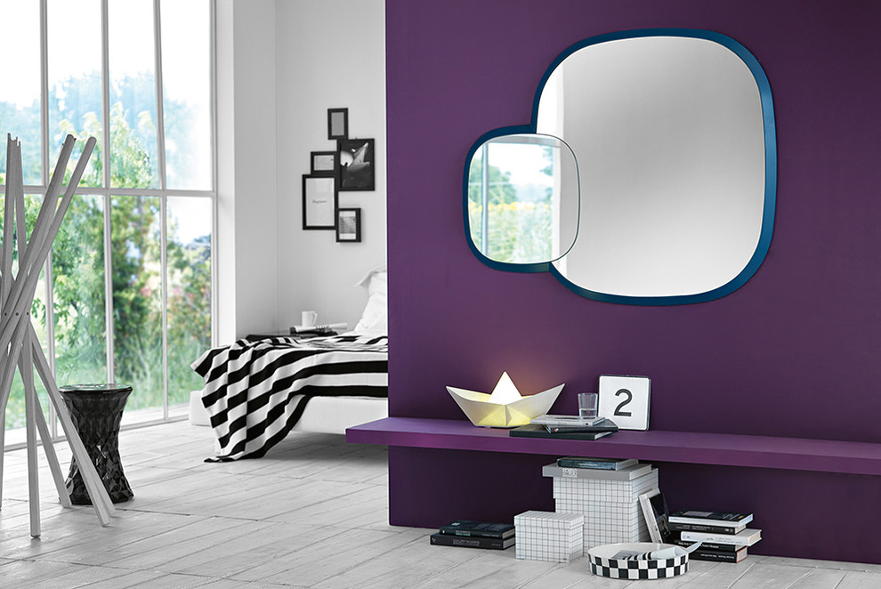 Ispirazione per una grande camera da letto contemporanea con pareti viola e parquet chiaro