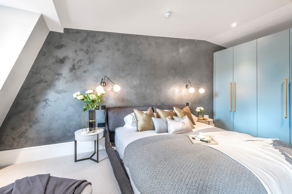 Идея дизайна: гостевая спальня (комната для гостей) в стиле неоклассика (современная классика) с серыми стенами, ковровым покрытием и белым полом