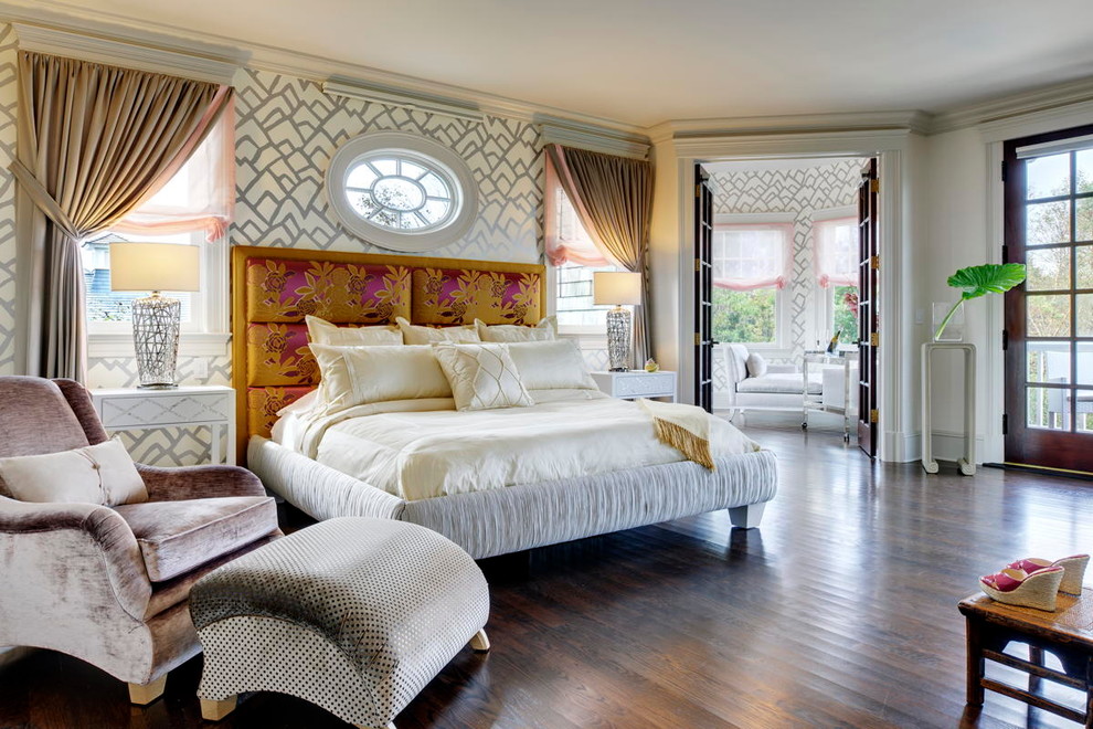 Diseño de dormitorio principal actual grande con paredes grises, chimenea lineal y suelo de madera en tonos medios