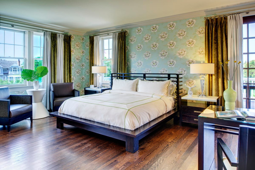 Ejemplo de habitación de invitados contemporánea de tamaño medio sin chimenea con paredes azules y suelo de madera oscura