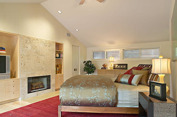 Großes Modernes Hauptschlafzimmer mit beiger Wandfarbe, Bambusparkett, Kamin, Kaminumrandung aus Stein und beigem Boden in New York