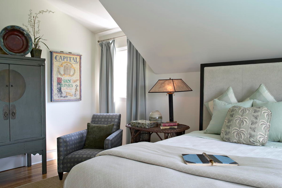 Идея дизайна: гостевая спальня среднего размера, (комната для гостей) в стиле неоклассика (современная классика) с синими стенами и паркетным полом среднего тона без камина