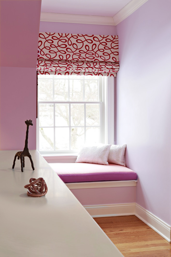 Idées déco pour une chambre d'amis contemporaine de taille moyenne avec un mur rose, parquet clair et un sol marron.