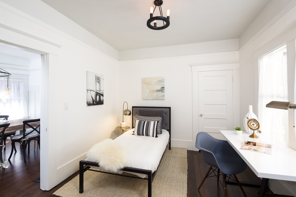 Imagen de habitación de invitados actual con paredes blancas y suelo de madera oscura