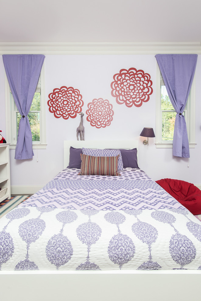 Großes Shabby-Style Schlafzimmer mit lila Wandfarbe und braunem Holzboden in Boston
