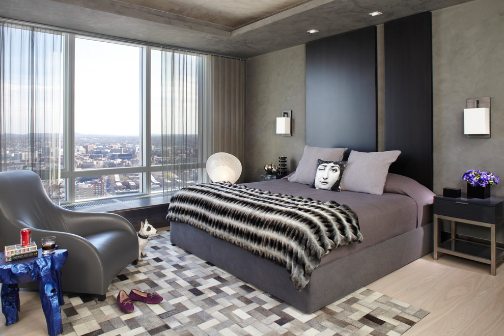 Идея дизайна: хозяйская спальня в современном стиле с серыми стенами и светлым паркетным полом без камина