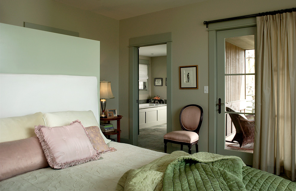 Источник вдохновения для домашнего уюта: хозяйская спальня среднего размера в современном стиле с зелеными стенами и ковровым покрытием