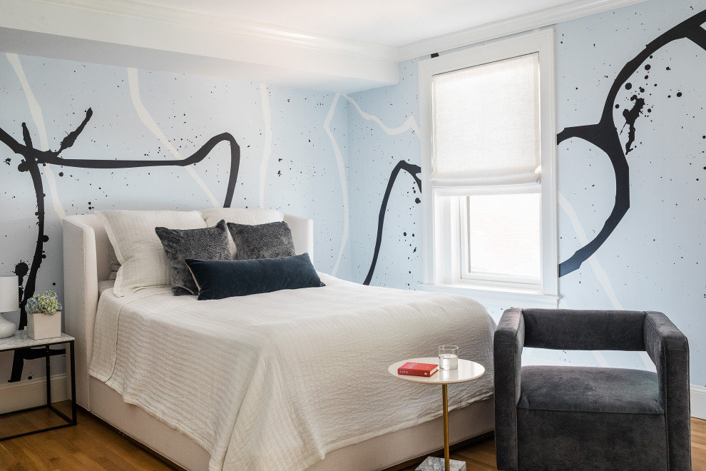 Ispirazione per una camera da letto design con pareti blu, pavimento in legno massello medio, pavimento marrone e carta da parati