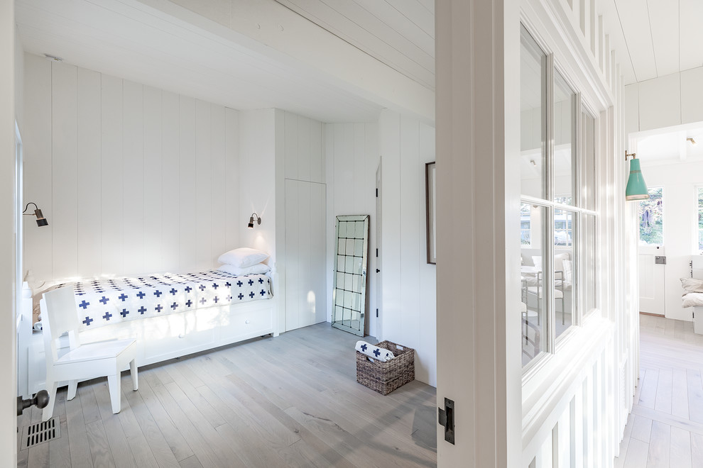 Свежая идея для дизайна: гостевая спальня среднего размера, (комната для гостей) в морском стиле с белыми стенами, светлым паркетным полом и бежевым полом - отличное фото интерьера