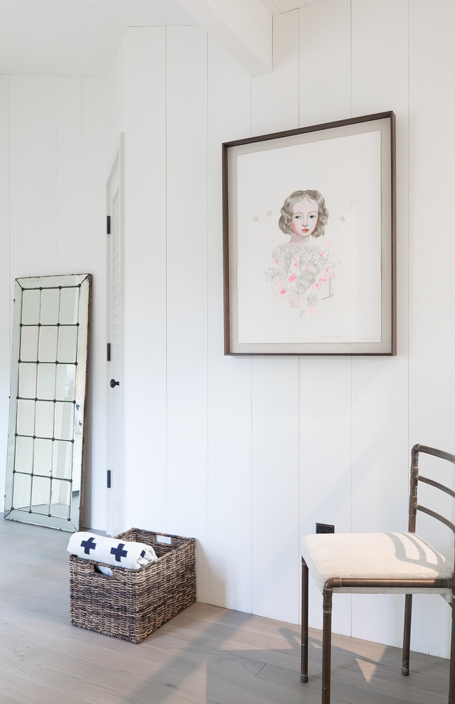 Modelo de habitación de invitados marinera con paredes blancas, suelo de madera clara y suelo beige