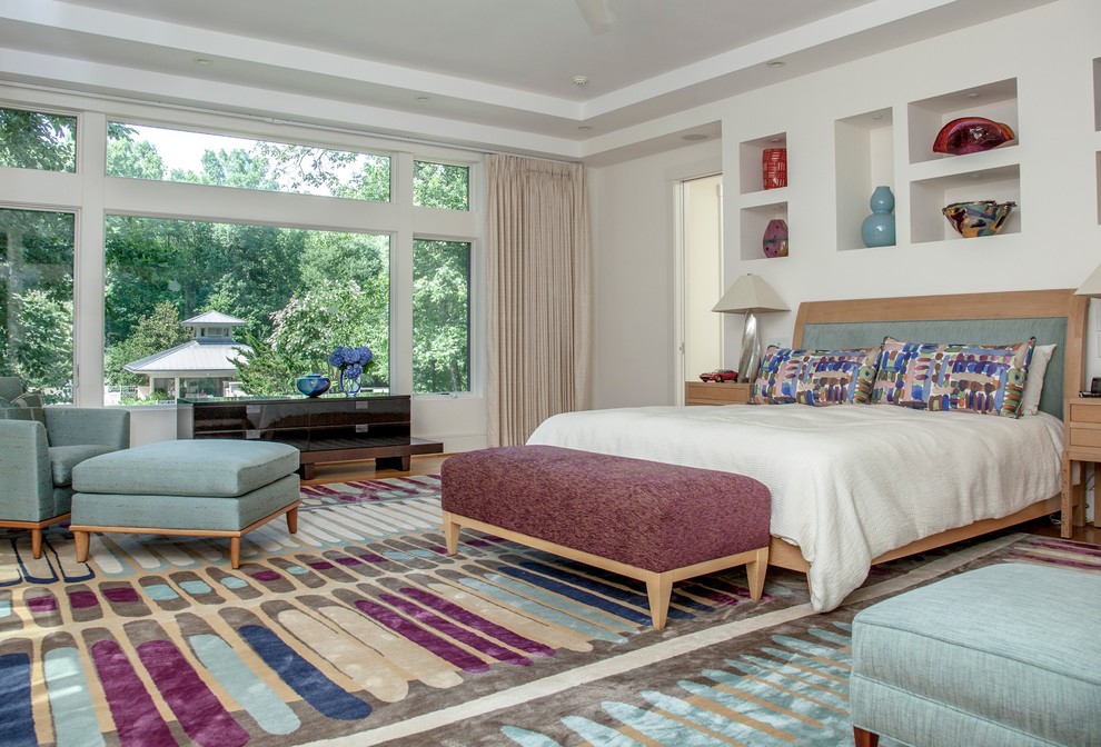 Großes Modernes Hauptschlafzimmer mit weißer Wandfarbe und hellem Holzboden in Raleigh