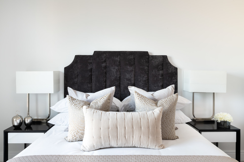 Источник вдохновения для домашнего уюта: хозяйская спальня среднего размера в современном стиле с белыми стенами