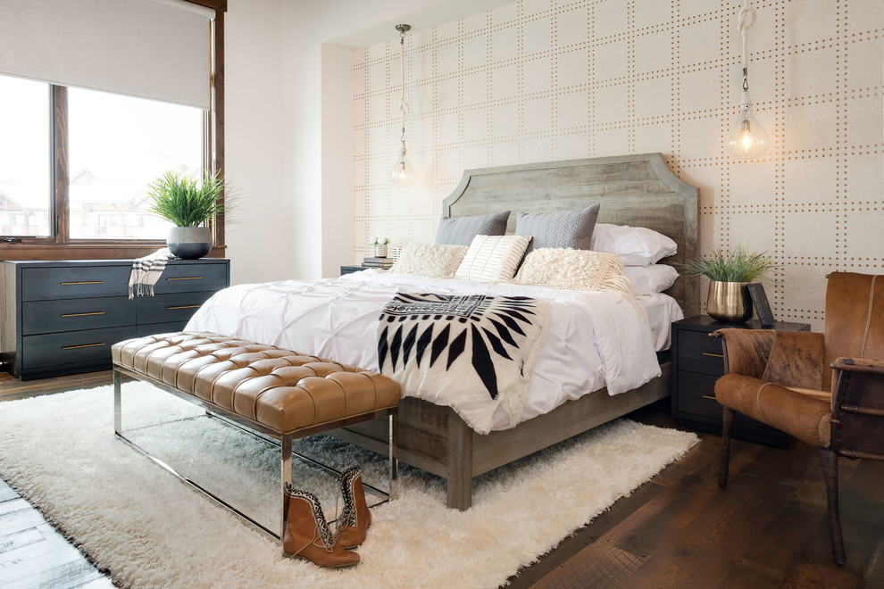 Esempio di una camera da letto chic con pareti bianche, pavimento in legno massello medio e pavimento marrone