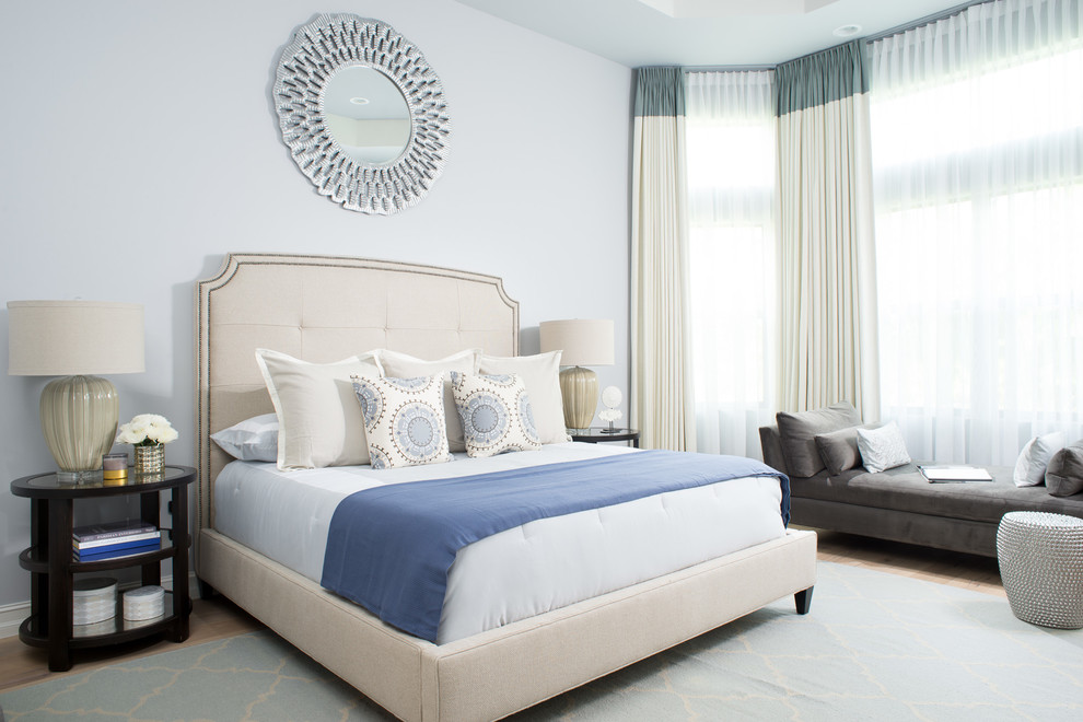 Пример оригинального дизайна: хозяйская спальня в стиле неоклассика (современная классика) с синими стенами