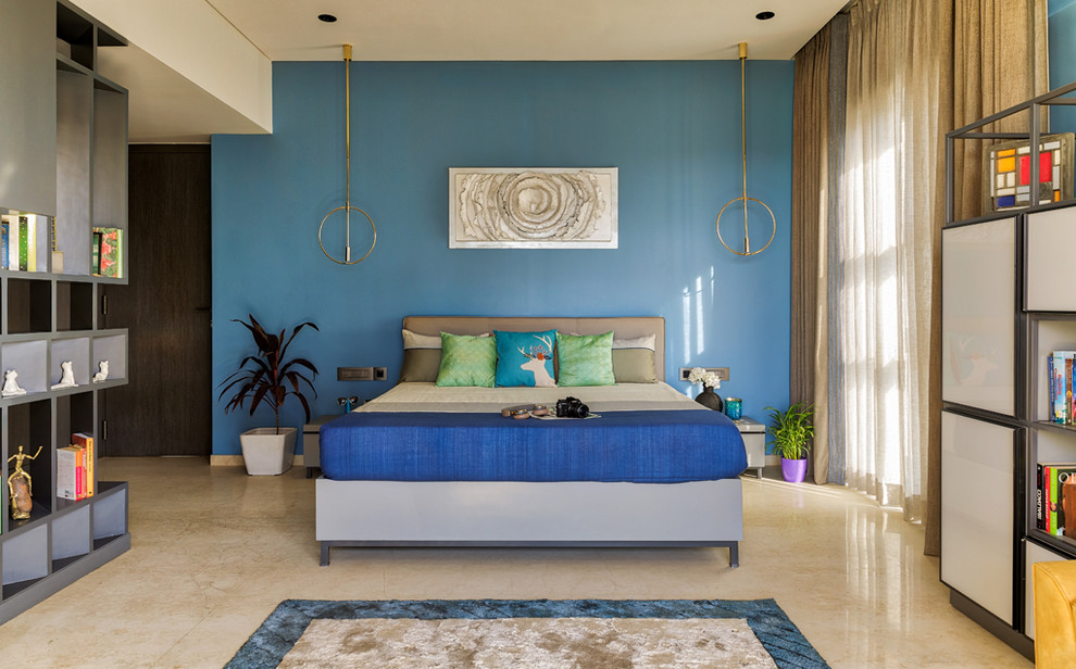 Foto di una camera da letto design con pareti blu e pavimento beige