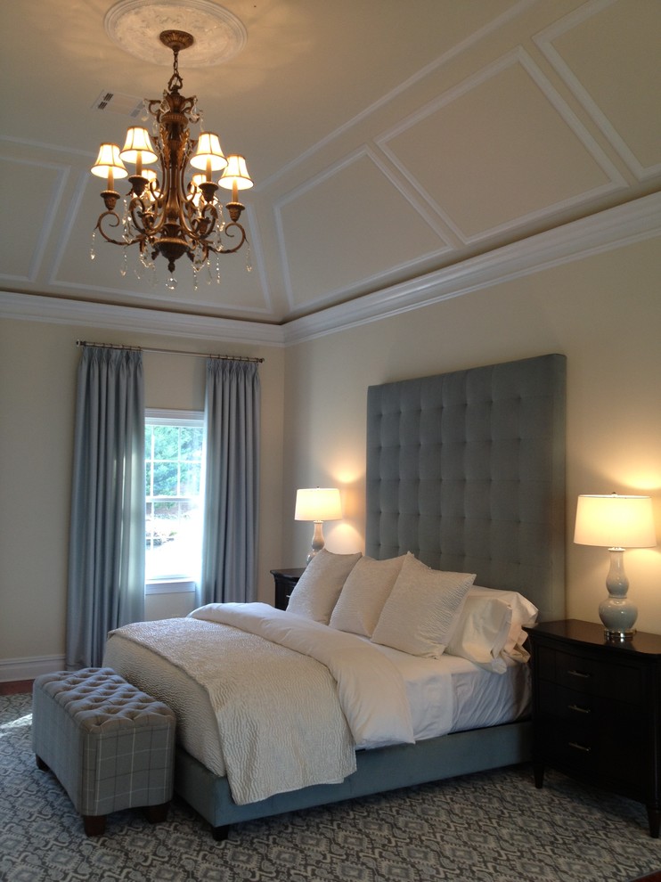 Imagen de dormitorio principal clásico renovado grande con paredes marrones y suelo de madera en tonos medios