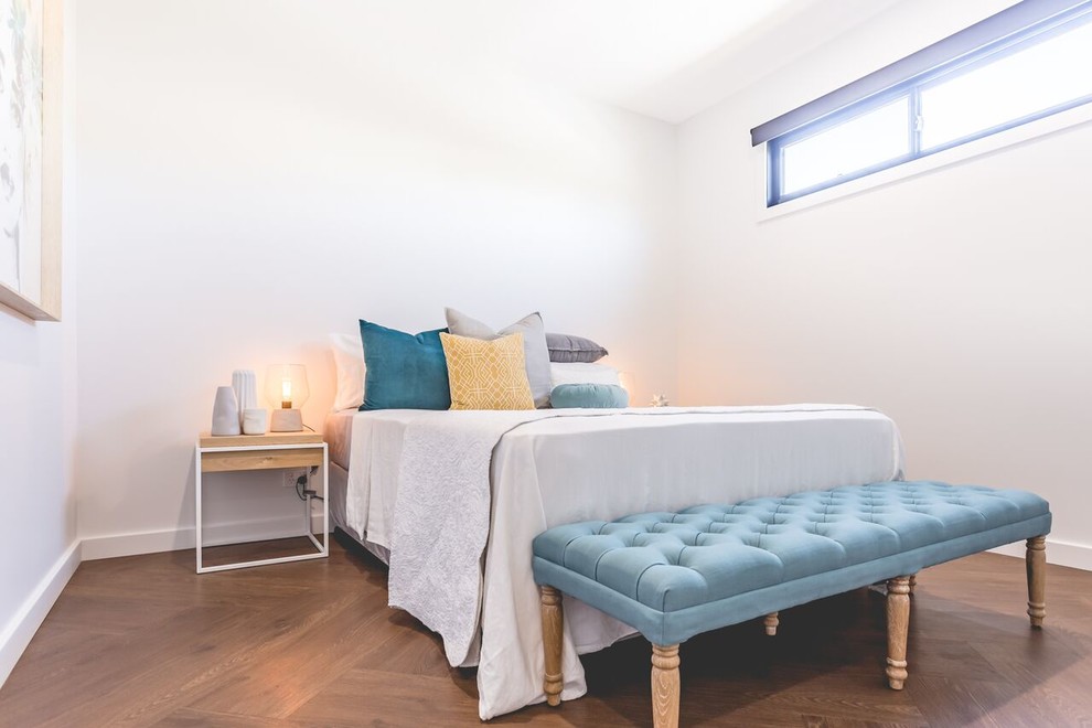 ニューカッスルにある中くらいなコンテンポラリースタイルのおしゃれな主寝室 (グレーの壁、クッションフロア、茶色い床) のレイアウト