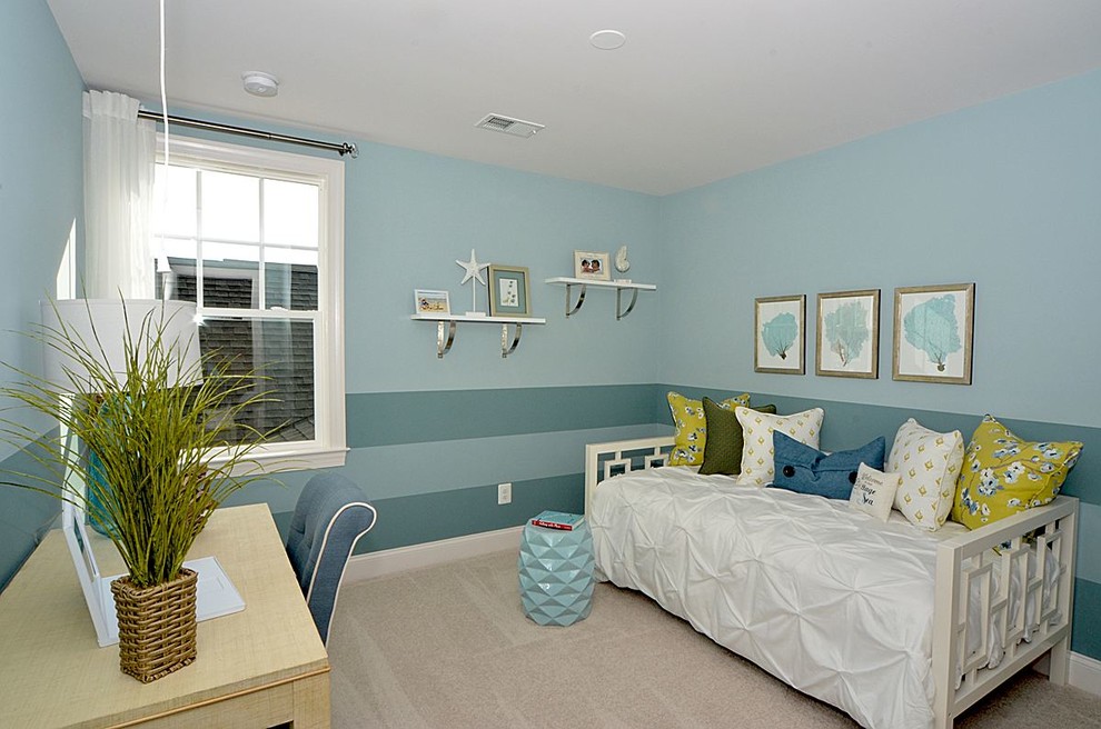 Idée de décoration pour une chambre marine de taille moyenne avec un mur bleu et aucune cheminée.