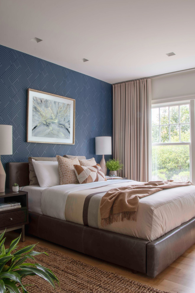 Mittelgroßes Modernes Gästezimmer mit blauer Wandfarbe, braunem Holzboden, braunem Boden und Tapetenwänden in Boston