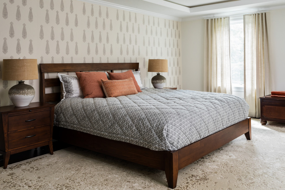 Cette image montre une chambre traditionnelle avec un mur beige, parquet foncé, un sol marron et du papier peint.