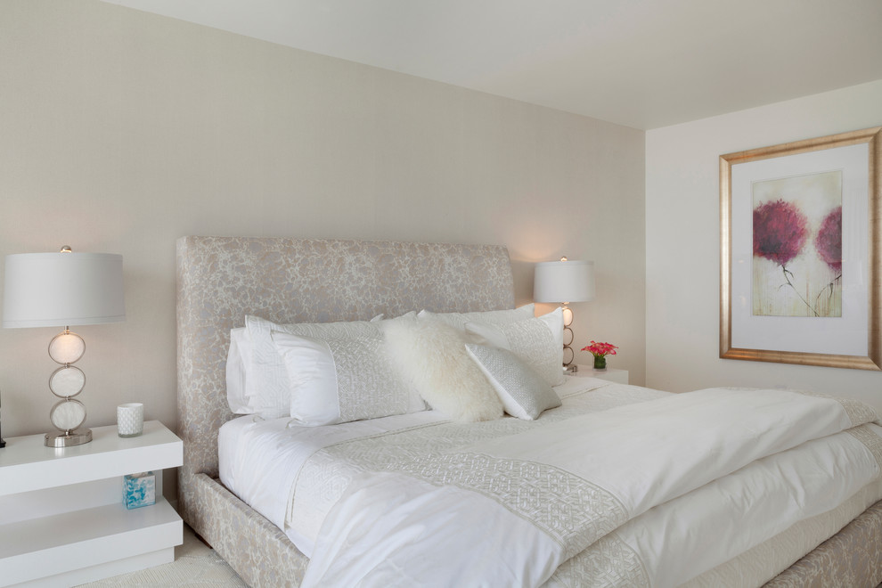 Imagen de dormitorio principal actual con paredes blancas y moqueta