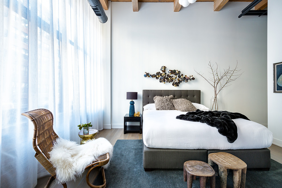 Стильный дизайн: хозяйская спальня в современном стиле с белыми стенами без камина - последний тренд