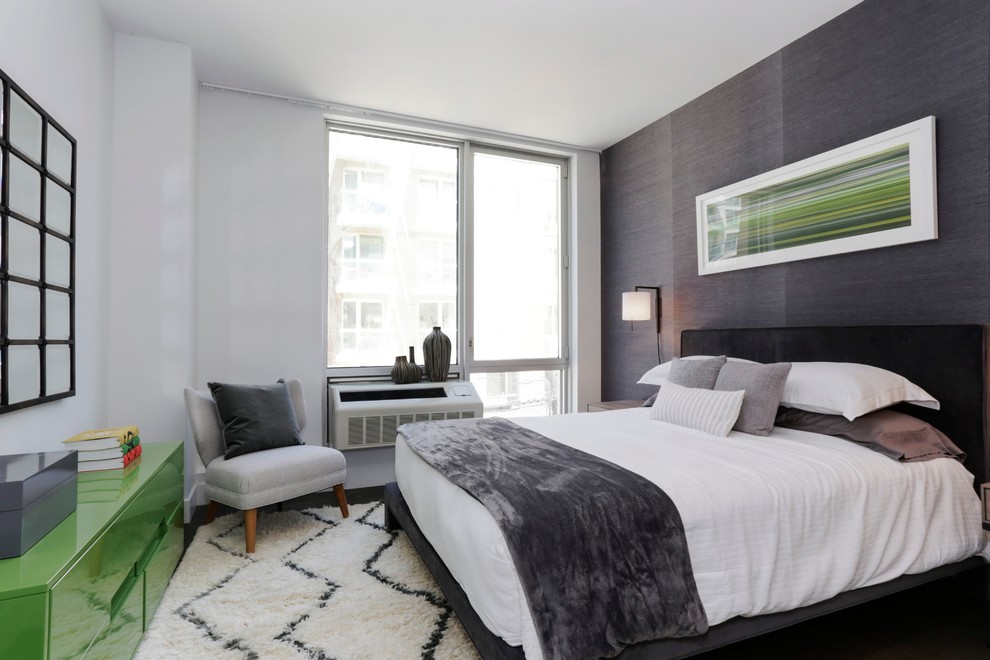 Modelo de dormitorio principal actual de tamaño medio con paredes grises y suelo de madera en tonos medios
