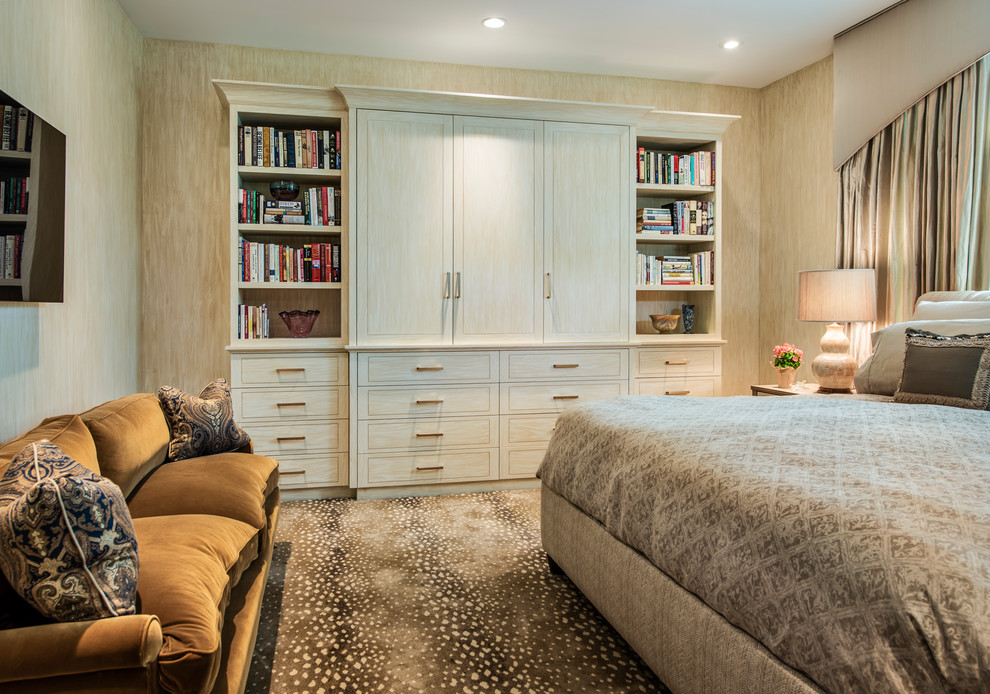 Esempio di una piccola camera matrimoniale design con moquette, pareti beige e pavimento marrone