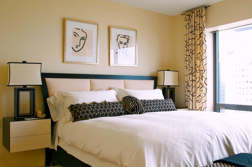 Свежая идея для дизайна: гостевая спальня среднего размера, (комната для гостей) в современном стиле с бежевыми стенами, ковровым покрытием и бежевым полом - отличное фото интерьера