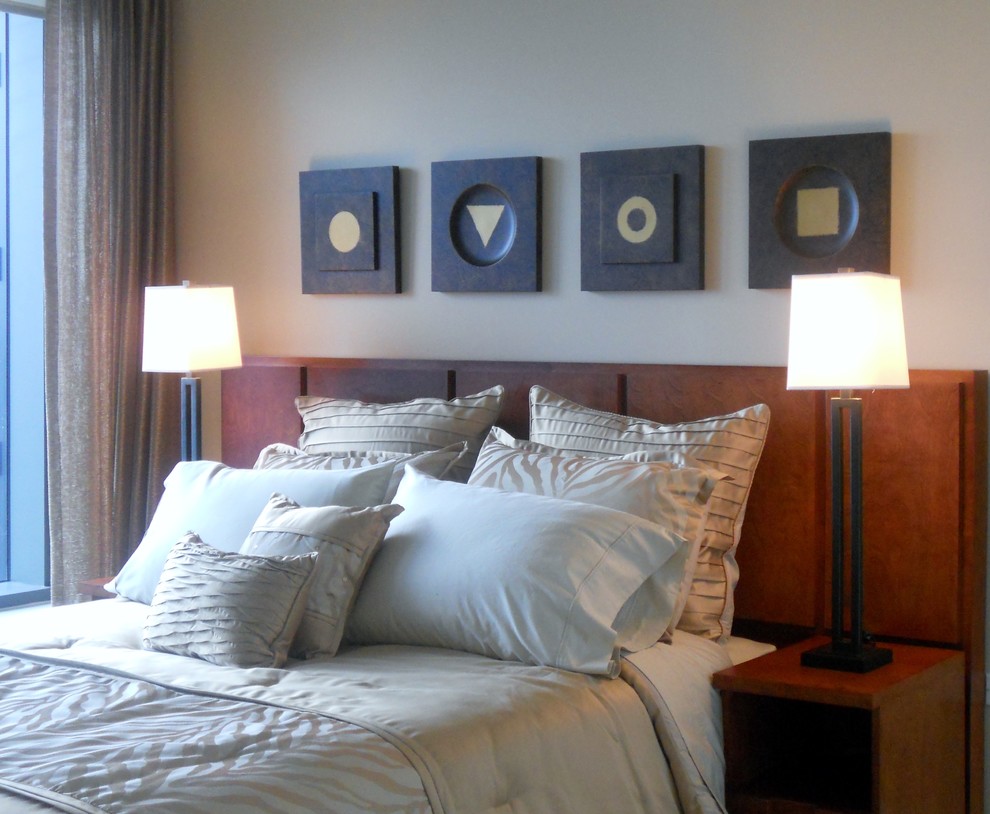 Источник вдохновения для домашнего уюта: гостевая спальня среднего размера, (комната для гостей) в современном стиле с бежевыми стенами, ковровым покрытием и бежевым полом