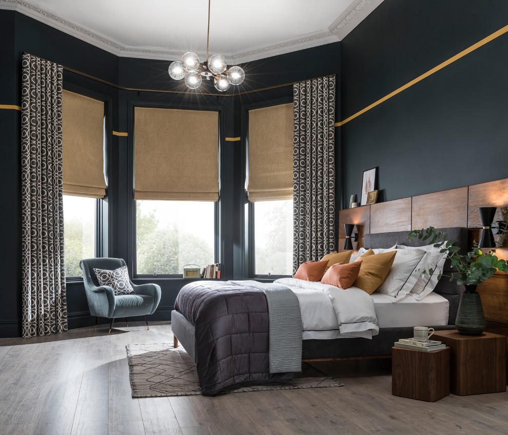 Modelo de dormitorio principal contemporáneo de tamaño medio con paredes azules, suelo de madera en tonos medios y suelo gris