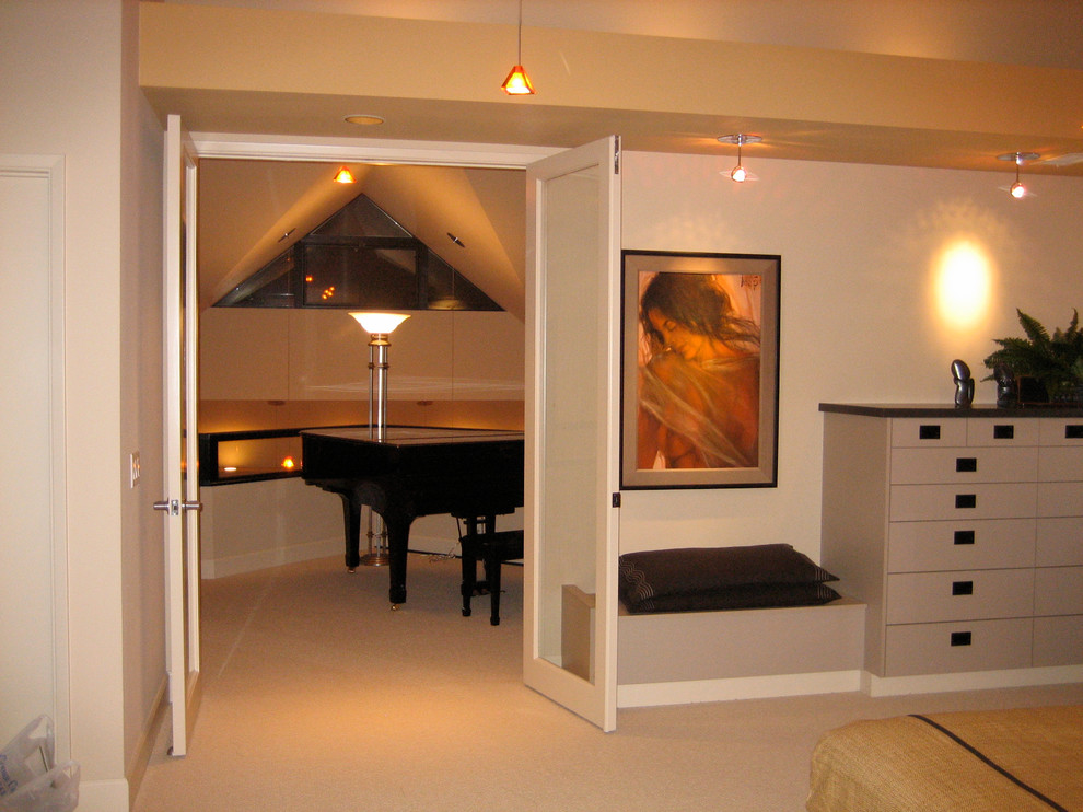 На фото: огромная спальня на антресоли в современном стиле с бежевыми стенами, ковровым покрытием и бежевым полом