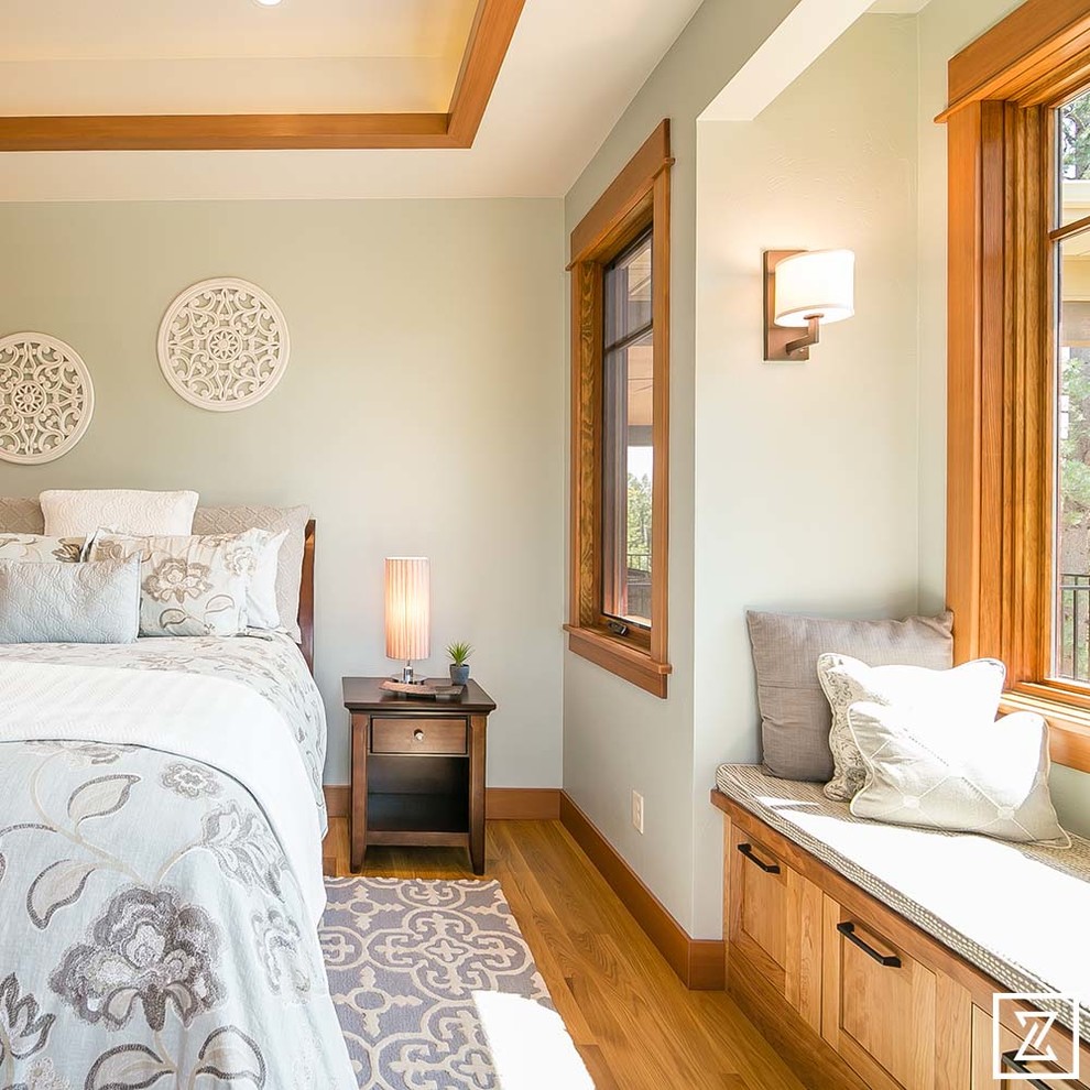Ejemplo de dormitorio principal de estilo americano grande sin chimenea con paredes azules y suelo de madera en tonos medios