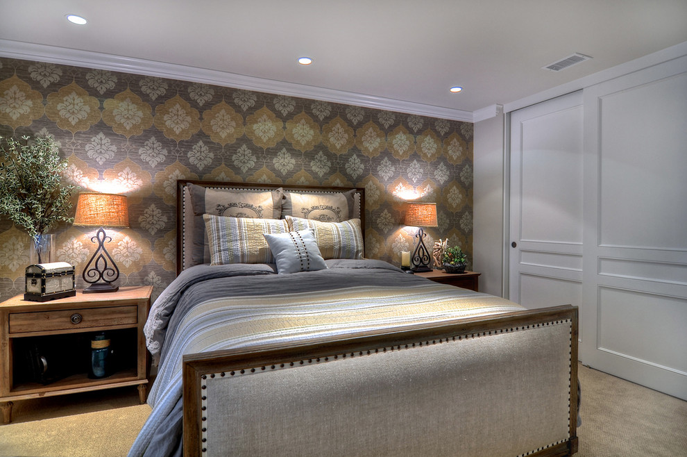 Foto de dormitorio principal tradicional renovado de tamaño medio sin chimenea con paredes multicolor, moqueta y suelo marrón