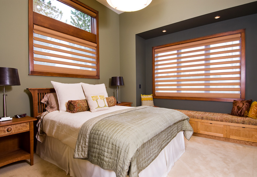 Immagine di una camera da letto design con pareti beige e moquette