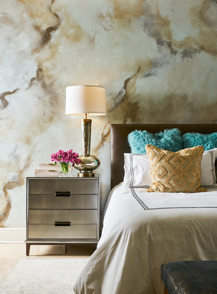 На фото: большая хозяйская спальня в стиле неоклассика (современная классика) с разноцветными стенами, бетонным полом и серым полом с