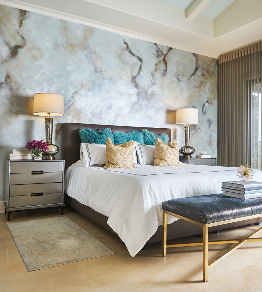 Свежая идея для дизайна: большая хозяйская спальня в стиле неоклассика (современная классика) с разноцветными стенами, бетонным полом и серым полом - отличное фото интерьера