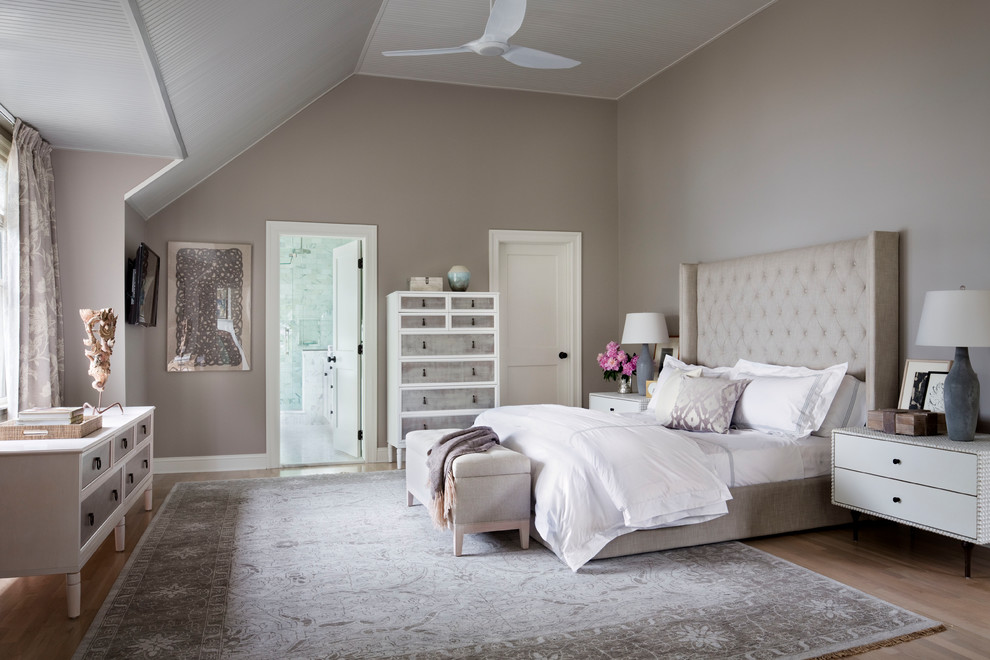 Geräumiges Klassisches Schlafzimmer mit grauer Wandfarbe, hellem Holzboden und braunem Boden in New York