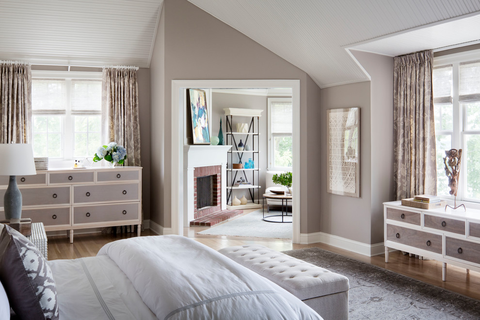 Geräumiges Uriges Hauptschlafzimmer mit grauer Wandfarbe, hellem Holzboden und braunem Boden in New York