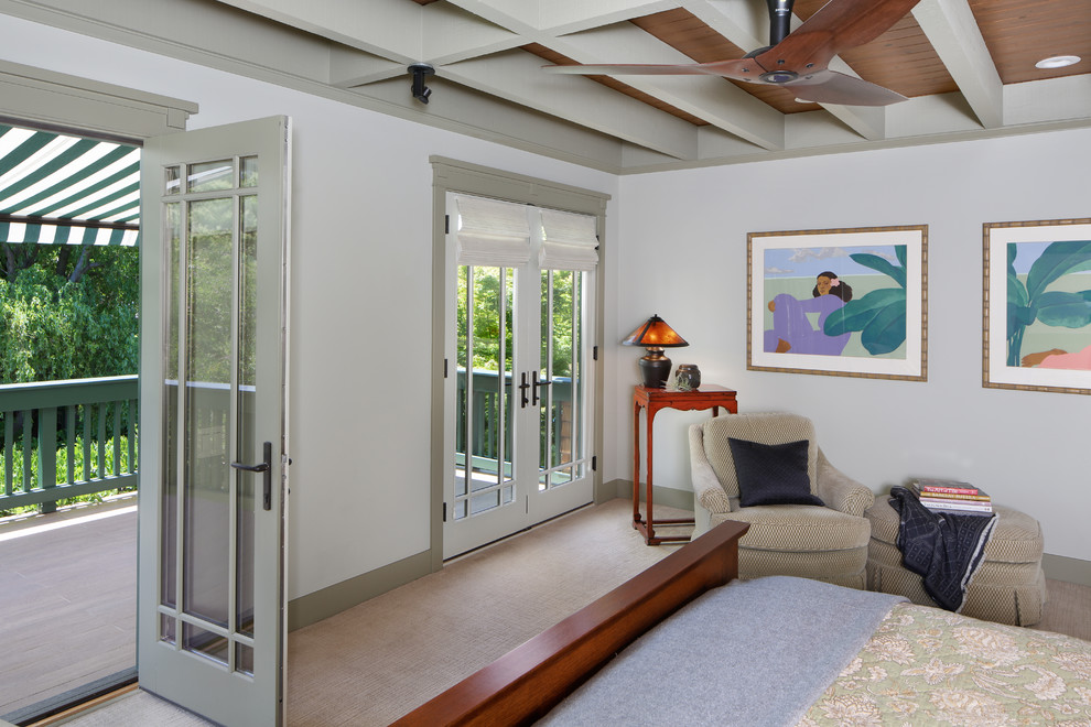 Ejemplo de dormitorio principal de estilo americano grande sin chimenea con paredes blancas, moqueta y suelo beige
