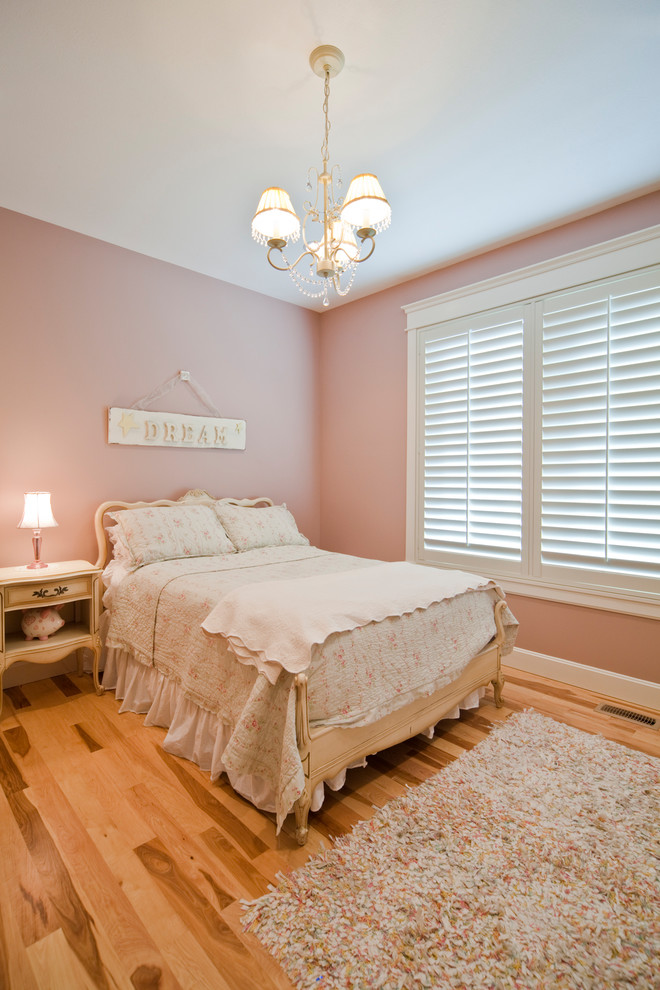 他の地域にある中くらいなコンテンポラリースタイルのおしゃれな客用寝室 (ピンクの壁、淡色無垢フローリング) のレイアウト