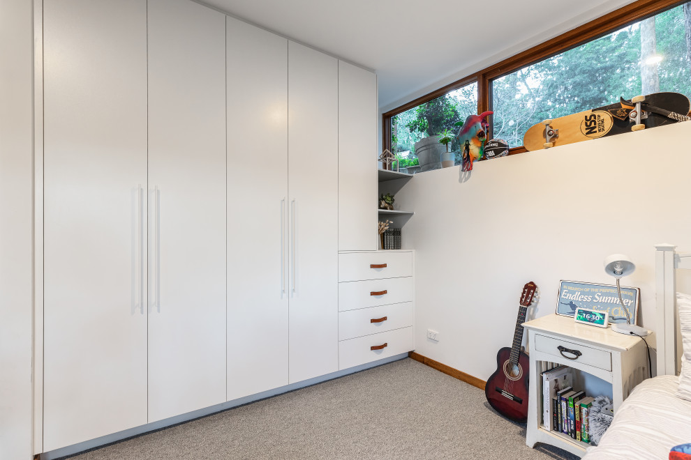 Foto di una piccola camera da letto design con pareti bianche, moquette e pavimento grigio