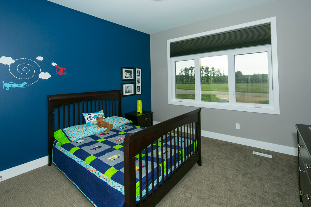 Modelo de habitación de invitados contemporánea de tamaño medio con paredes azules y moqueta
