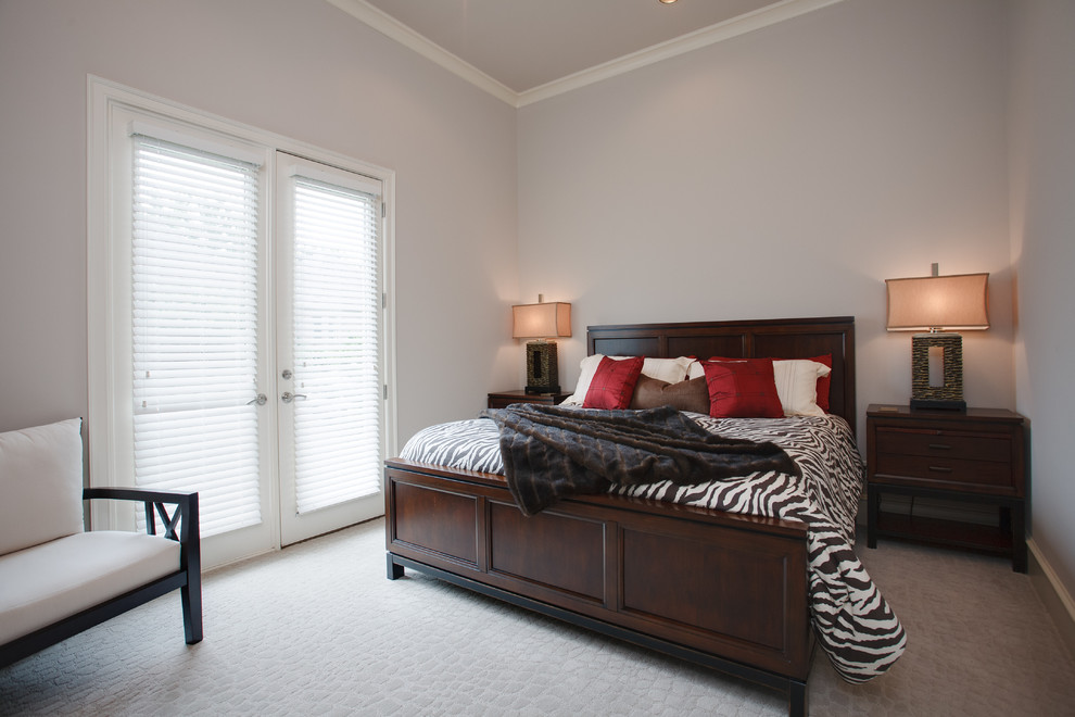Mittelgroßes Modernes Hauptschlafzimmer ohne Kamin mit grauer Wandfarbe, Teppichboden und grauem Boden in Little Rock