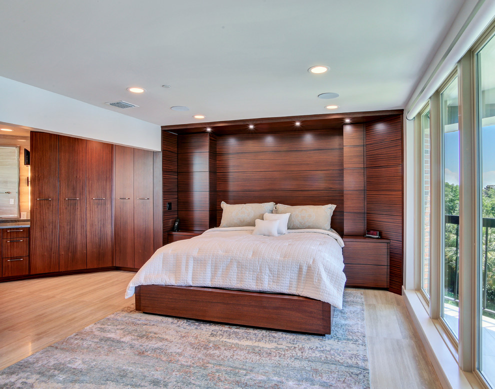 Großes Modernes Hauptschlafzimmer ohne Kamin mit hellem Holzboden, beigem Boden und weißer Wandfarbe in Tampa