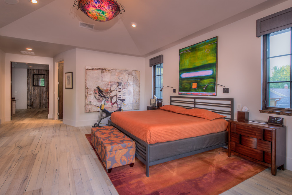 Modernes Schlafzimmer mit beiger Wandfarbe und braunem Holzboden in Denver